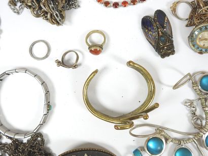 Ensemble de bijoux fantaisie dont : colliers,...