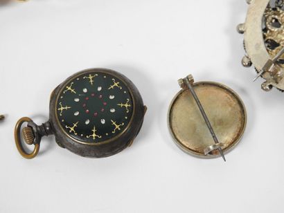 Set of costume jewelry including : 
- gilded...