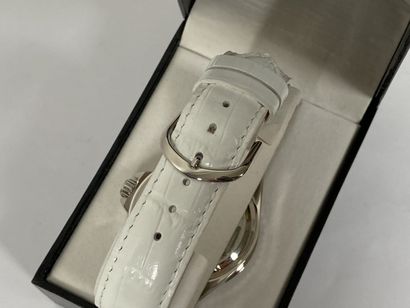 LIP.
Montre-bracelet de dame, le mouvement...