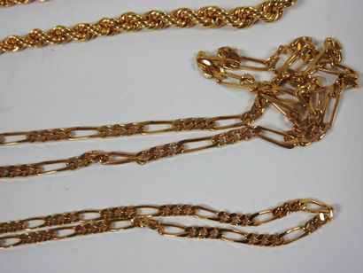 Bracelet en métal doré à maille américaine....