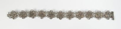 Silver bracelet filigree with stylized flowers.
Weight...