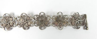 Silver bracelet filigree with stylized flowers.
Weight...