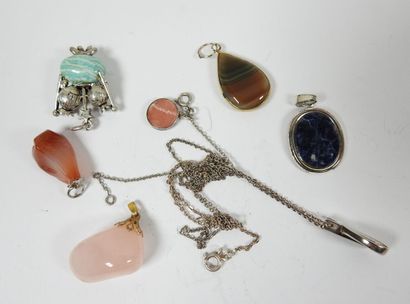 Collier en argent orné d'une pierre verte...