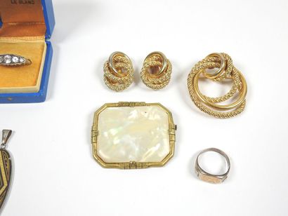 Lot de bijoux fantaisie comprenant :
- Paire...