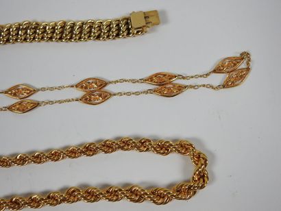 Bracelet en métal doré à maille américaine....