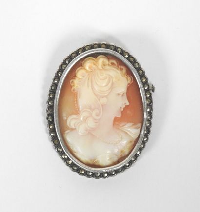 Oval silver brooch decorated with a cameo...