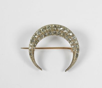 Silver brooch gilded crescent-shaped, decorated...