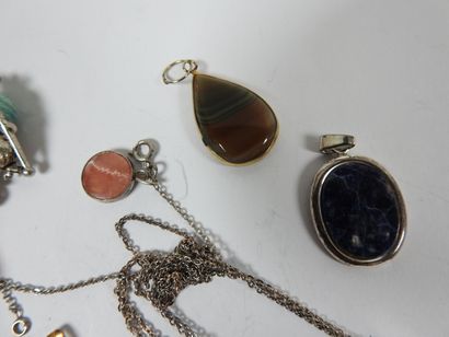 Collier en argent orné d'une pierre verte...