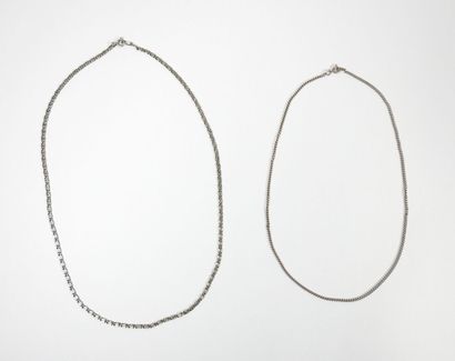 Lot de deux chaines de cou en argent l'une...