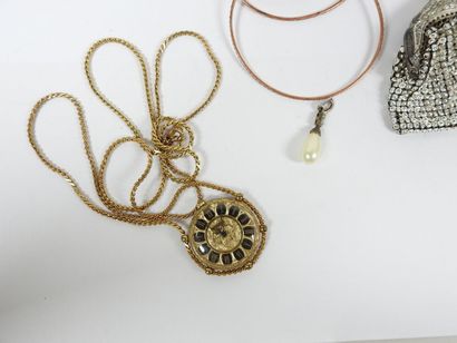 Ensemble de bijoux fantaisie dont 
- pendentif...