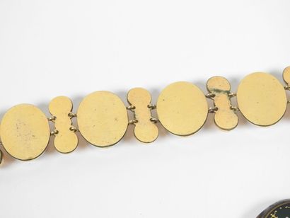 Set of costume jewelry including : 
- gilded...