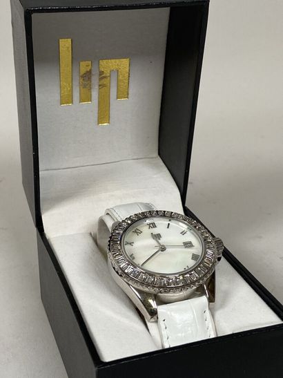 LIP.
Montre-bracelet de dame, le mouvement...