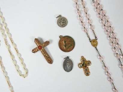 Ensemble de bijoux religieux en métal comprenant...