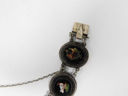 Silver bracelet with eight circular or oval...