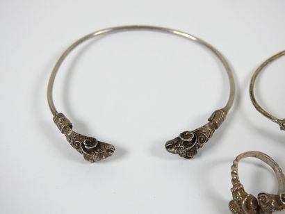Deux fins bracelets ouverts en argent, les...