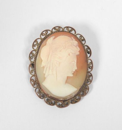 Oval brooch in metal filigree decorated with...