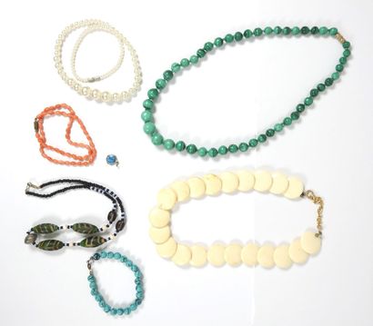 Ensemble de 5 colliers dont malachite, corail,...