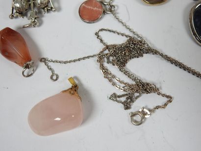 Collier en argent orné d'une pierre verte...