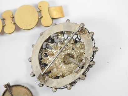 Set of costume jewelry including : 
- gilded...