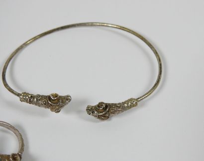 Deux fins bracelets ouverts en argent, les...