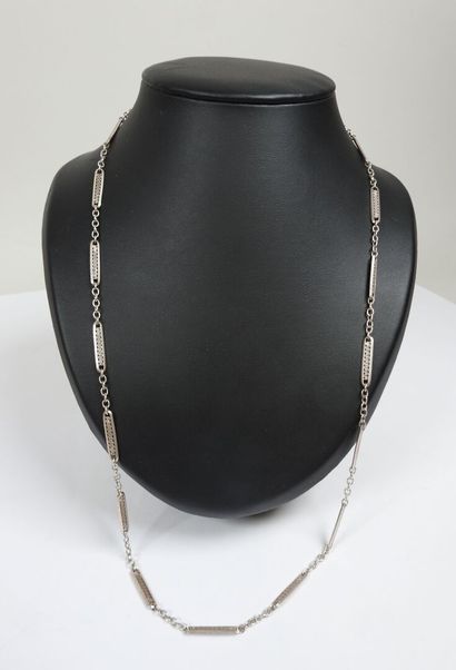 Collier en argent à décor de motif stylisé.
Poids...