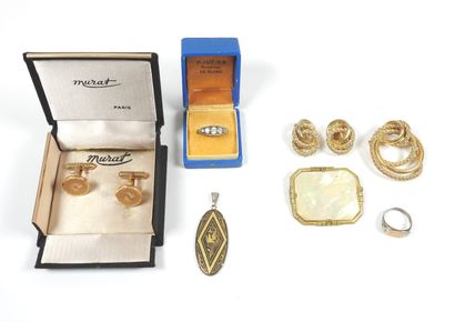 Lot de bijoux fantaisie comprenant :
- Paire...