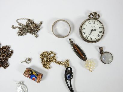 Lot de bijoux fantaisie comprenant : 
- 2...