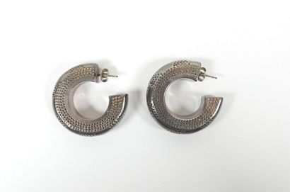 Paire de larges créoles en argent à décor...
