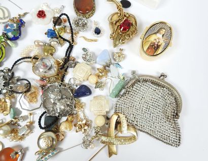 Lot de bijoux fantaisie : nombreux pendentifs,...