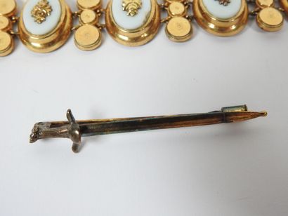 Set of costume jewelry including : 
- gilded...