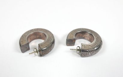 Paire de larges créoles en argent à décor...