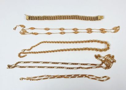 Bracelet en métal doré à maille américaine....