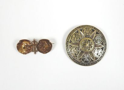 Lot comprenant :
- une broche en plaqué-or...