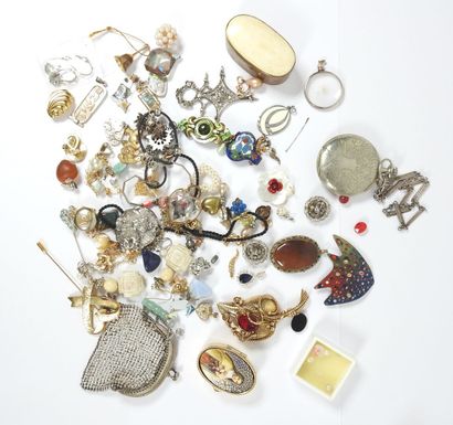 Lot de bijoux fantaisie : nombreux pendentifs,...