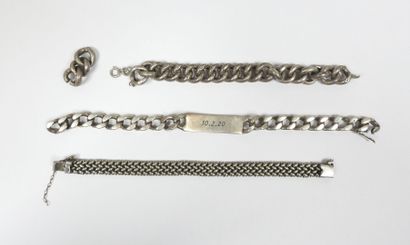 Lot de bijoux en argent comprenant : 
- une...