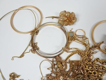Ensemble de bijoux en métal doré comprenant...