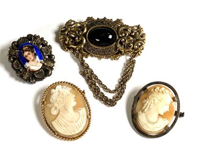 Set of 4 fancy brooches including : 
- 2...