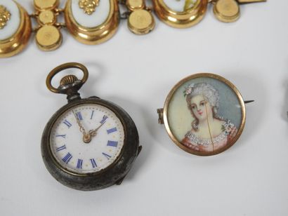Set of costume jewelry including : 
- gilded...
