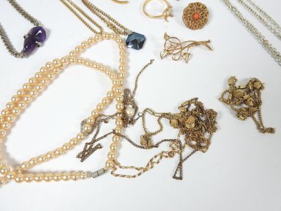Ensemble de bijoux fantaisies dont :
- Collier...