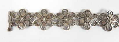 Silver bracelet filigree with stylized flowers.
Weight...