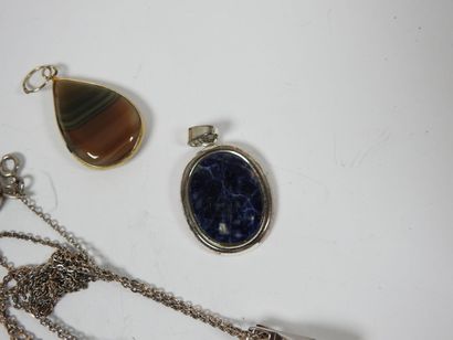 Collier en argent orné d'une pierre verte...