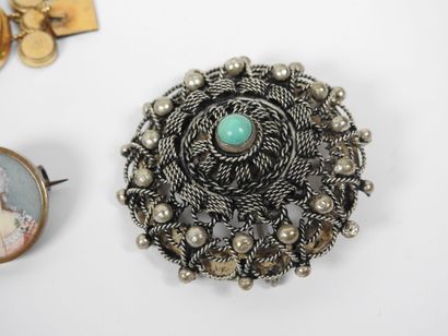 Set of costume jewelry including : 
- gilded...