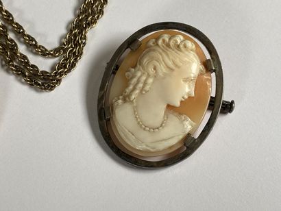 Set of 4 fancy brooches including : 
- 2...