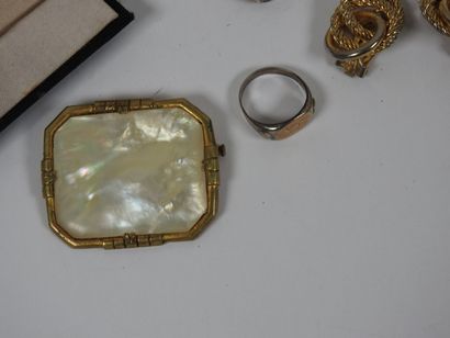 Lot de bijoux fantaisie comprenant :
- Paire...