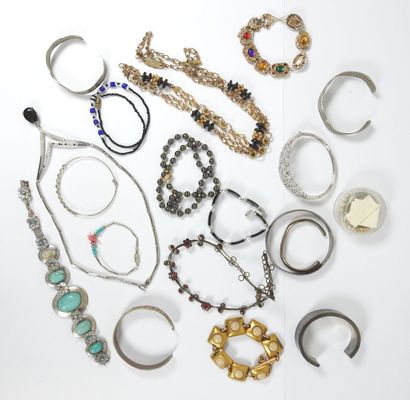 Ensemble de bijoux fantaisie comprenant :...