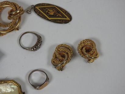 Lot de bijoux fantaisie comprenant :
- Paire...