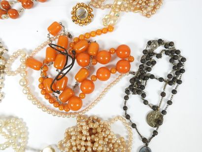 Ensemble de bijoux fantaisie dont colliers...