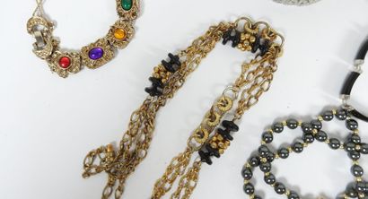 Ensemble de bijoux fantaisie comprenant :...