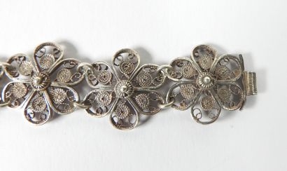 Silver bracelet filigree with stylized flowers.
Weight...