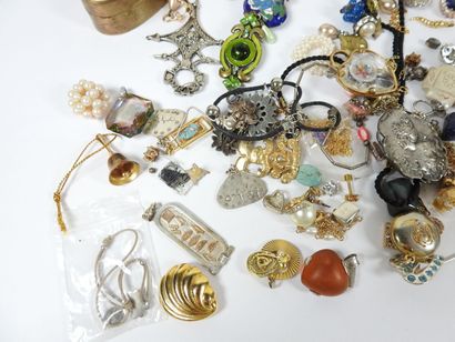 Lot de bijoux fantaisie : nombreux pendentifs,...